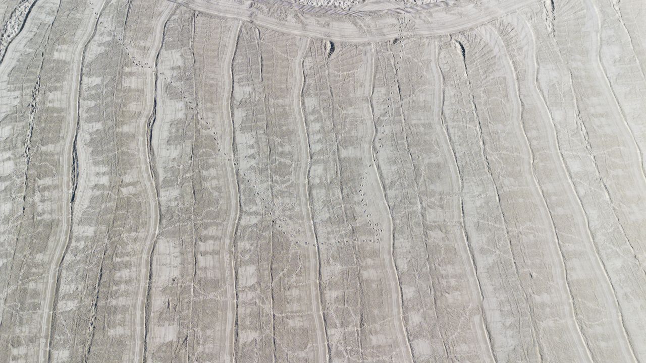 Ostia, al via la vagliatura delle spiagge: forme e colori dall''alto